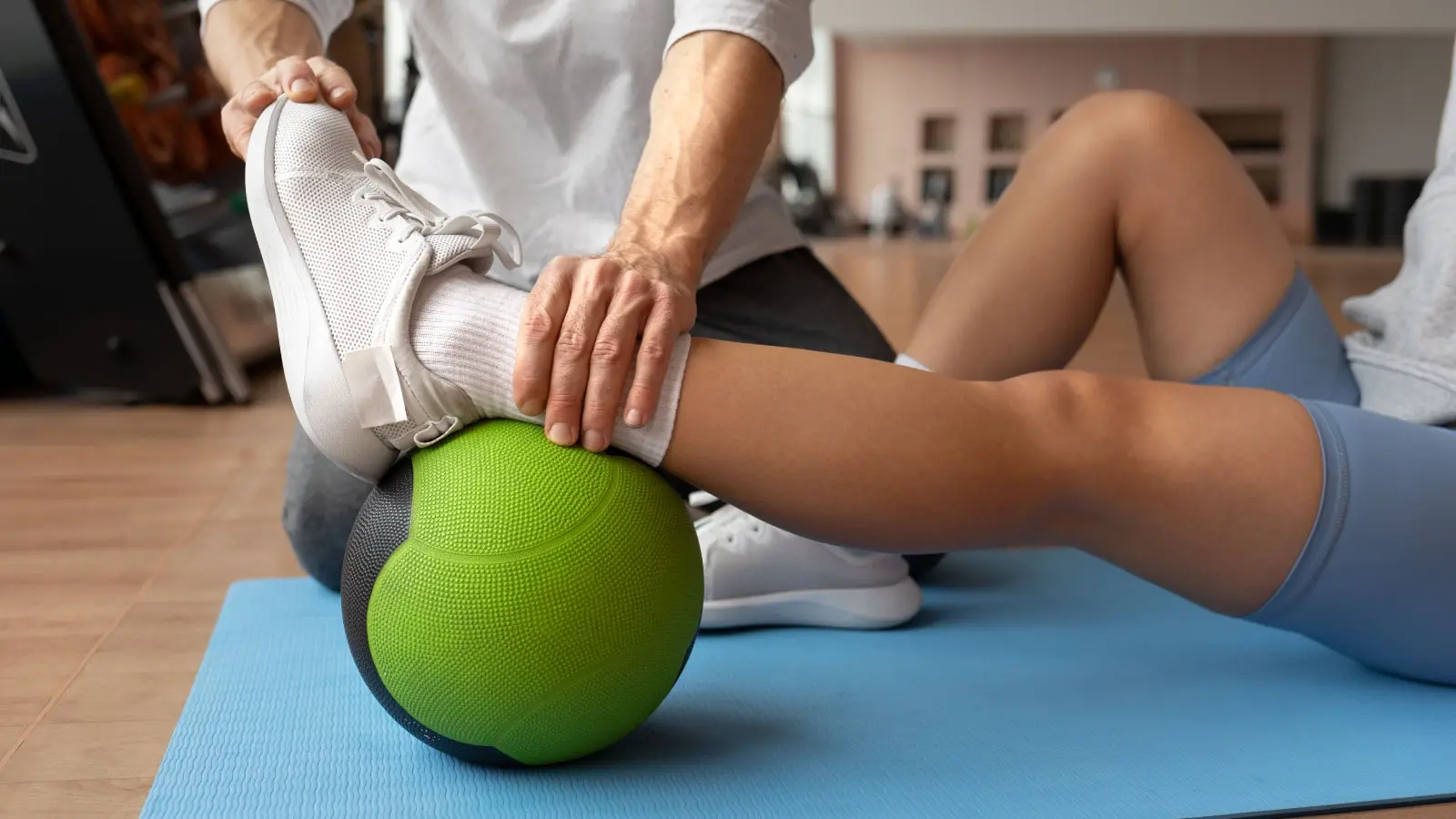 Barbaro fisioterapia esercizio con palla medica Barbaro fisioterapia esercizio con palla medica