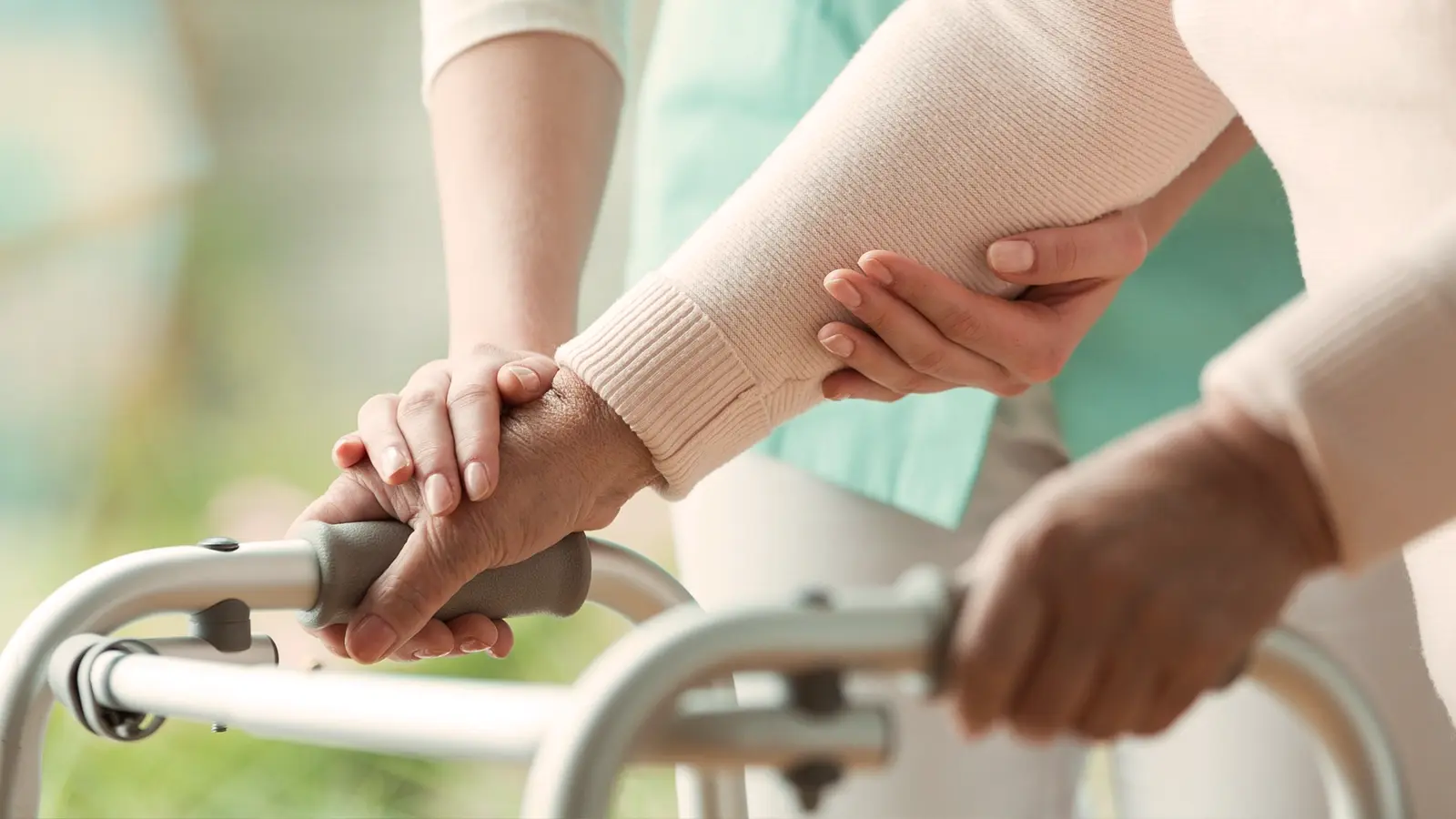 anziana-con-deambulatore